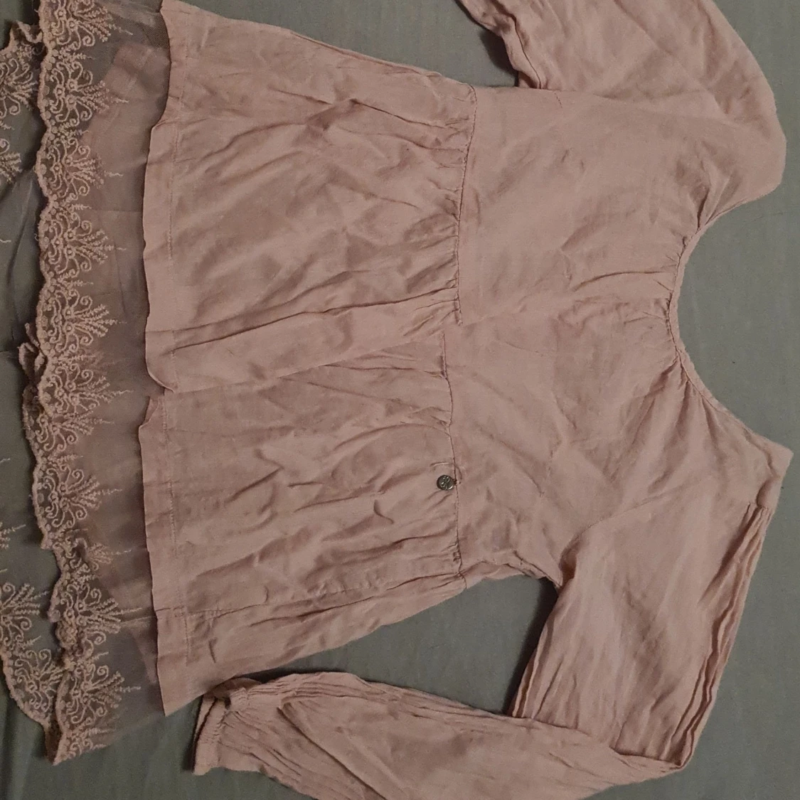 Ljusrosa blus med spetsdetaljer - 90