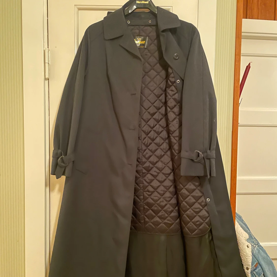 Svart kappa från Junesco - 90