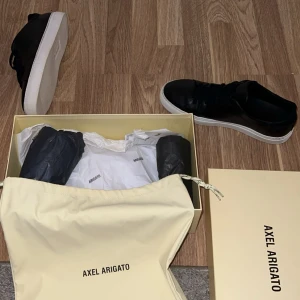 Arigatos - Fräscha arigatos Clean 90 ingår dustbag original kartong och kvitto köpta på arigstos egna hemsida med kvitto storlek 43