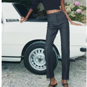 Svarta kostymbyxor  - Snygga svarta högmidjade byxor i ett klassiskt snitt. Perfekta för både vardag och fest. De har en rak passform som ger en stilren look. Passar bra till både klackar och sneakers. Orginalpris 400kr