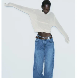 Beige tröja från Zara - Säljer en superfin beige tröja från Zara i nytt skick. Den är långärmad och har en normal passform, perfekt för både höst och vår. Materialet känns mjukt och skönt mot huden. Passar perfekt till ett par jeans för en avslappnad look. Helt ny med tag kvar! Orginalpris: 330kr