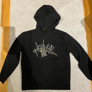 Svart hoodie från Quiksilver - Säljer en svart hoodie från Quiksilver i bra skick. Perfekt för höst och vinter, och den är superbekväm att ha på sig. 