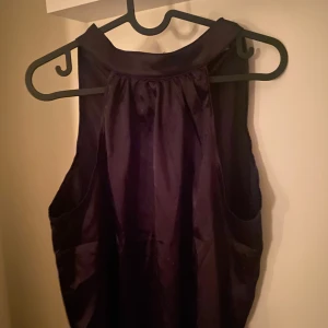 Svart fest blus/topp - Säljer denna fina svarta blus, perfekt till jul och nyår, använd 1 gång ♥️