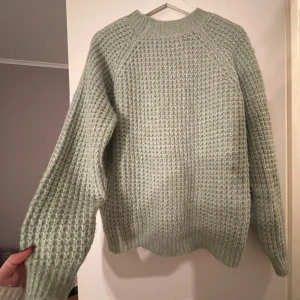 grön stickad tröja - Supersöt stickad tröja ifrån lager 157. knappt använd. 