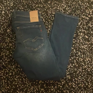 Mörkblå replay jeans  - Säljer dessa as snygga replay jeans. Skick 9/10. W32 L30. Köpta för 1800 kr. Kom privat för fler frågor 🤗