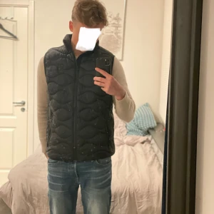 Väst - Snygg, trendig och minimalistisk väst ifrån Jack & Jones. Storlek M - Storleken är äkta i storleken. Knappast använd, ungefär 5 användningar. Svarar gärna på frågor på meddelanden 🔔 