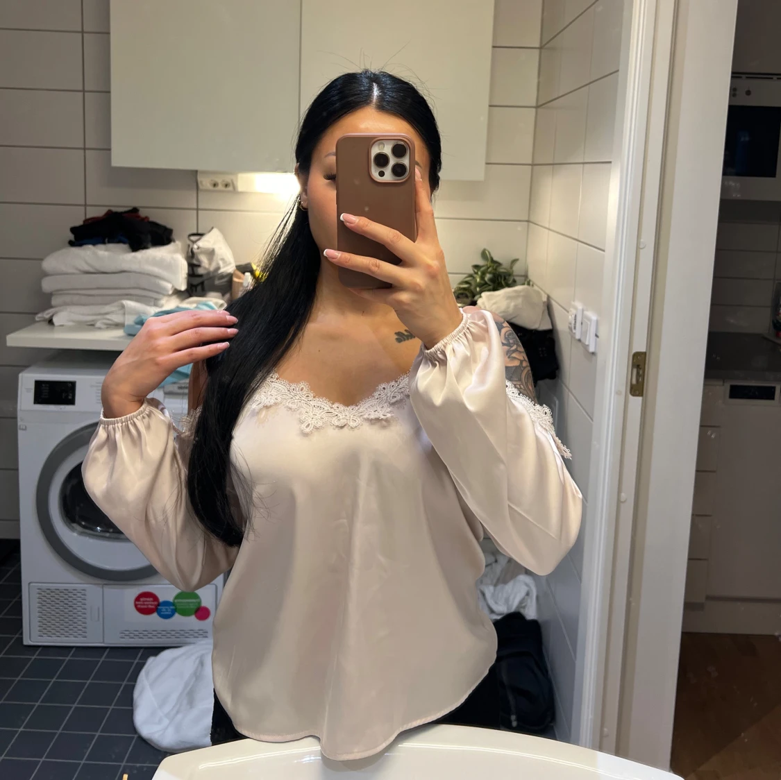 Beige satinlinne med spetsdetaljer