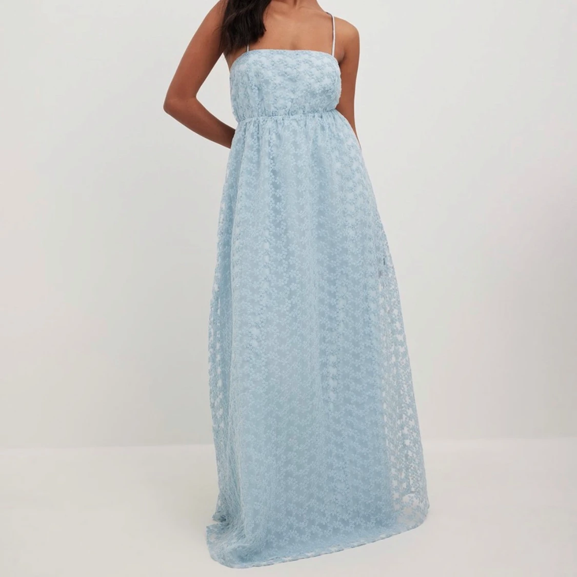 Ljusblå långklänning från NA-KD med prislappen kvar