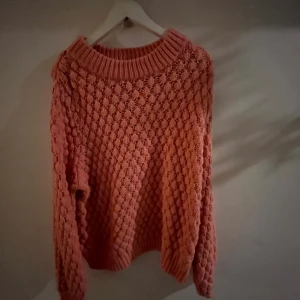 Rosa stickad tröja - Mysig rosa stickad tröja med ett fint mönster och ribbad krage. Perfekt för kyliga dagar.