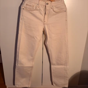 Vita jeans från Zara - Snygga vita jeans från Zara i storlek EUR 36. De har en klassisk straight fit i krämvit. Använda max 3 gånger.
