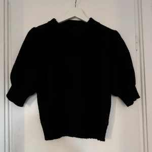 Stickad blus - Super fin stickad blus/”t-shirt”. Knappast nått små fel, lite nopprig men som bara syns på nära håll💕💕💕