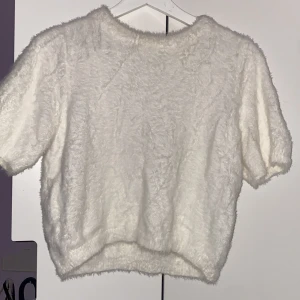 Vit fluffig tröja  - !Klicka ej på KÖP NU! Mysig vit tröja från Pieces i fluffigt material. Perfekt för lite svalare dagar. Passar bra till både jeans och kjol😊 Den är medium men funkar även som small💕Använd typ 2 gånger❣️