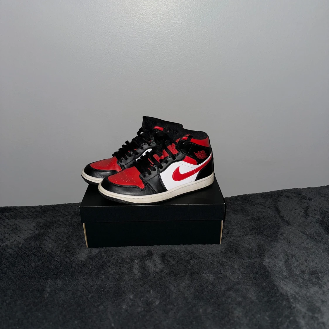  Jordans i svart, röd och vit - 91