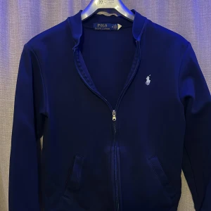  Polo Ralph Lauren zip - Snygg mörkblå tröja från Ralph Lauren i fint skick, tvättad ca 3 ggr och sparsamt använd