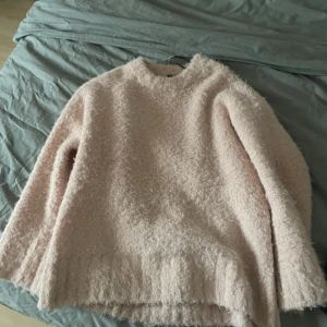 Rosa stickad tröja - Rosa stickad tröja från hm, endast använd 2 gånger och är i mycket bra skick