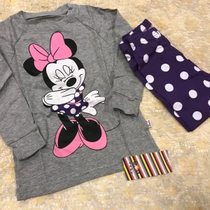  Minnie Mouse Barn Tröja med Byxor  - Söt grå långärmad tröja med ett stort tryck av Minnie Mouse i rosa och svart. Perfekt för små Disney-fans! Tröjan har en bekväm passform och är gjord i mjukt material. 100% bomull , storlek kvar 2-7 år , 145kr/paket 