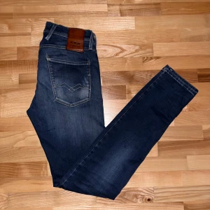 Mörkblå jeans från Replay - Säljer nu dessa snygga mörkblå anbass jeansen från Replay i bra skick. Jeansen har en slim passform och är tillverkade i ett stretchigt denimtyg för extra komfort. W29 L34