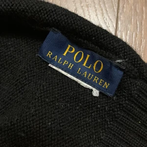 Polo Ralph Lauren mössa - Svart mössa i fint skick förutom att en lapp är bortklippt Storleken passar personer med lite mindre huvud skulle jag säga 