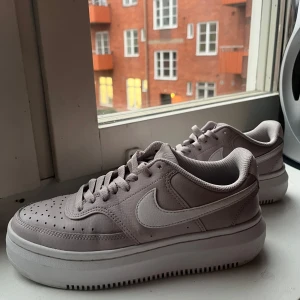 Gammelrosa Nike sneakers - Gammelrosa Nike sneakers. Använd ca 5 ggr. 