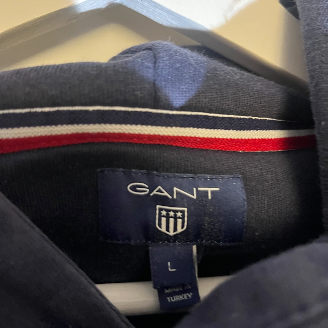 Mörkblå hoodie från GANT - 91