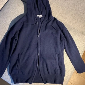 Kashmir Fullzip  - En riktigt snygg Kashmir Fullzip från Barlucio. Perfekt till vinter och sen när hösten kommer, funkar även på våren och kyliga sommarkvällar. Priset är inte hugget i sten! Skicka vid minsta funderingar. 