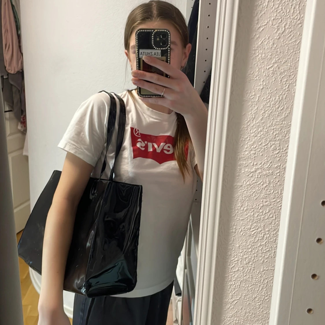 Svart glansig axelväska - 92