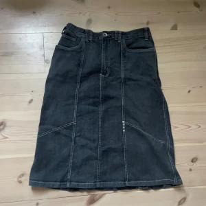 Svart jeanskjol - Jättefin lång jeanskjol som är köpt second hand men har inga defekter vad jag kan se 🩵står att kjolen är i storlek 42 men den passar även mindre storlekar 💕 Priset går att diskutera 🫶