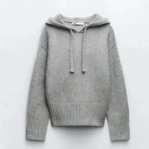 Grå hoodie från Zara - Mysig grå hoodie från Zara i mjukt material. Den har en klassisk huva med dragsko och ribbade muddar vid ärmslut och nederkant. Tveka inte att ställa frågor eller om bilder. Lägsta pris: 350kr