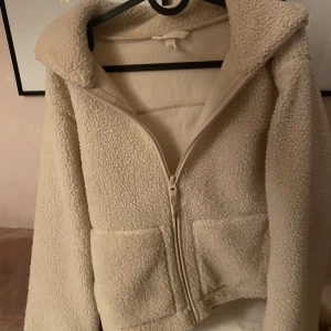 Beige teddyjacka från H&M - Andvänd sällan, inga skador på jackan, materialet är som nytt. Betalning sker via SWISH! 🩷