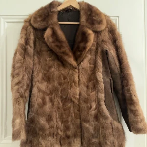 Pälsjacka - Brun pälsjacka med mocka under armarna 
