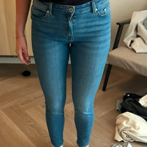 Blå jeansbyxor - Snygga blå jeansbyxor. Använda fåtal gånger