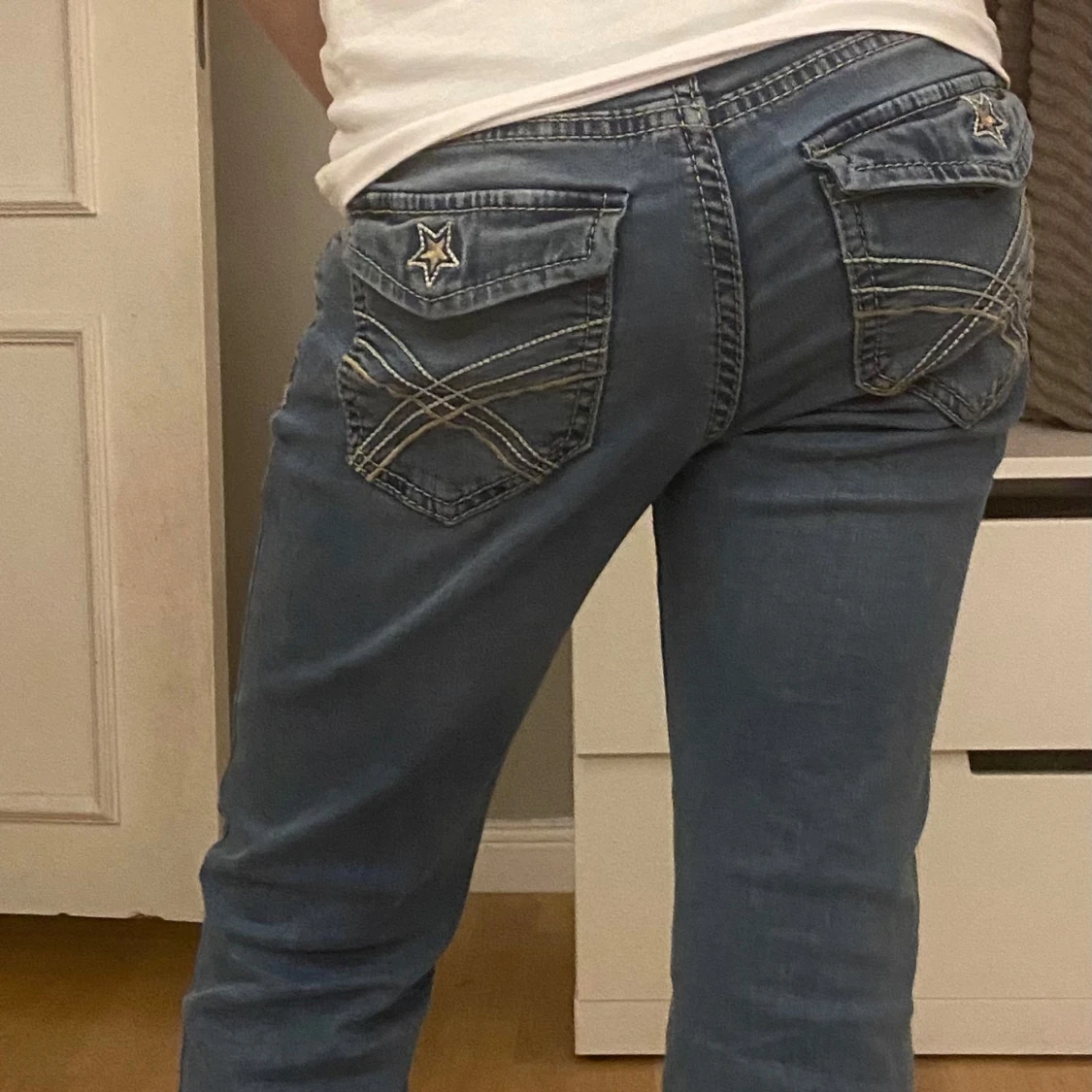 Blå bootcut jeans med stjärndetaljer