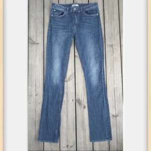 Fina jeans - Snygga jeansbyxor med klassisk femficksdesign och en bekväm passform. Perfekta för en avslappnad stil. Storlek: w31/34.. Själva "läder lappen" är något sprucken men inget som påverkar.. Förövrigt mycket fint skick! 