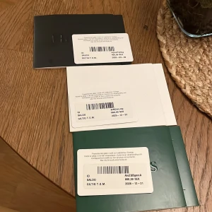 Presentkort hööks  - Tre presentkort från Hööks med saldon på 800, 500 och 400 SEK. Giltiga till 2026-12-21, 2025-12-22 och 2026-03-09. Perfekt för häst- och ridsportsentusiaster! Jag säljer alla för samma pris som dom är värda. Tillsammans blir det 1700.
