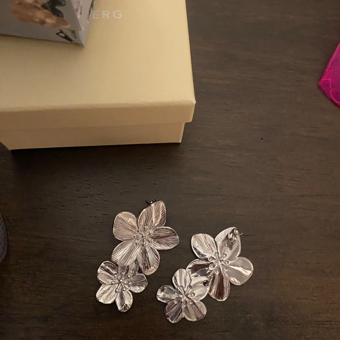 Silverfärgade blommiga örhängen - 91