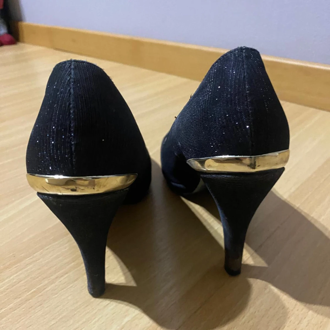 Svarta glittriga pumps med gulddetalj - 91