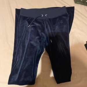 Mörkblå mjukisbyxor från Juicy Couture - Säljer ett par mörkblå mjukisbyxor från Juicy Couture i storlek XS. Byxorna har en bekväm resårmidja med snörning, aldrig använt dessa därför säljer jag dom!  #juicycouture