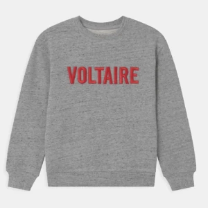 Grå sweatshirt med röd text från Zadig och Voltaire - Snygg grå sweatshirt med röd text 'VOLTAIRE' på bröstet. Tröjan har en klassisk rund hals och långa ärmar, perfekt för en avslappnad stil. Mjuk och bekväm för vardagsbruk.