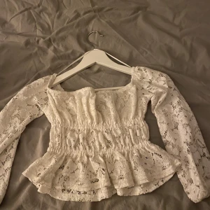 Vit spetsblus med volangdetaljer - Helt oanvänd blus!