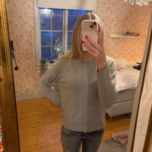 Grå stickad tröja - Stickad tröja från Zara i storlek S. Obs är nopprig. Pris kan diskuteras, använd gärna köp nu💕