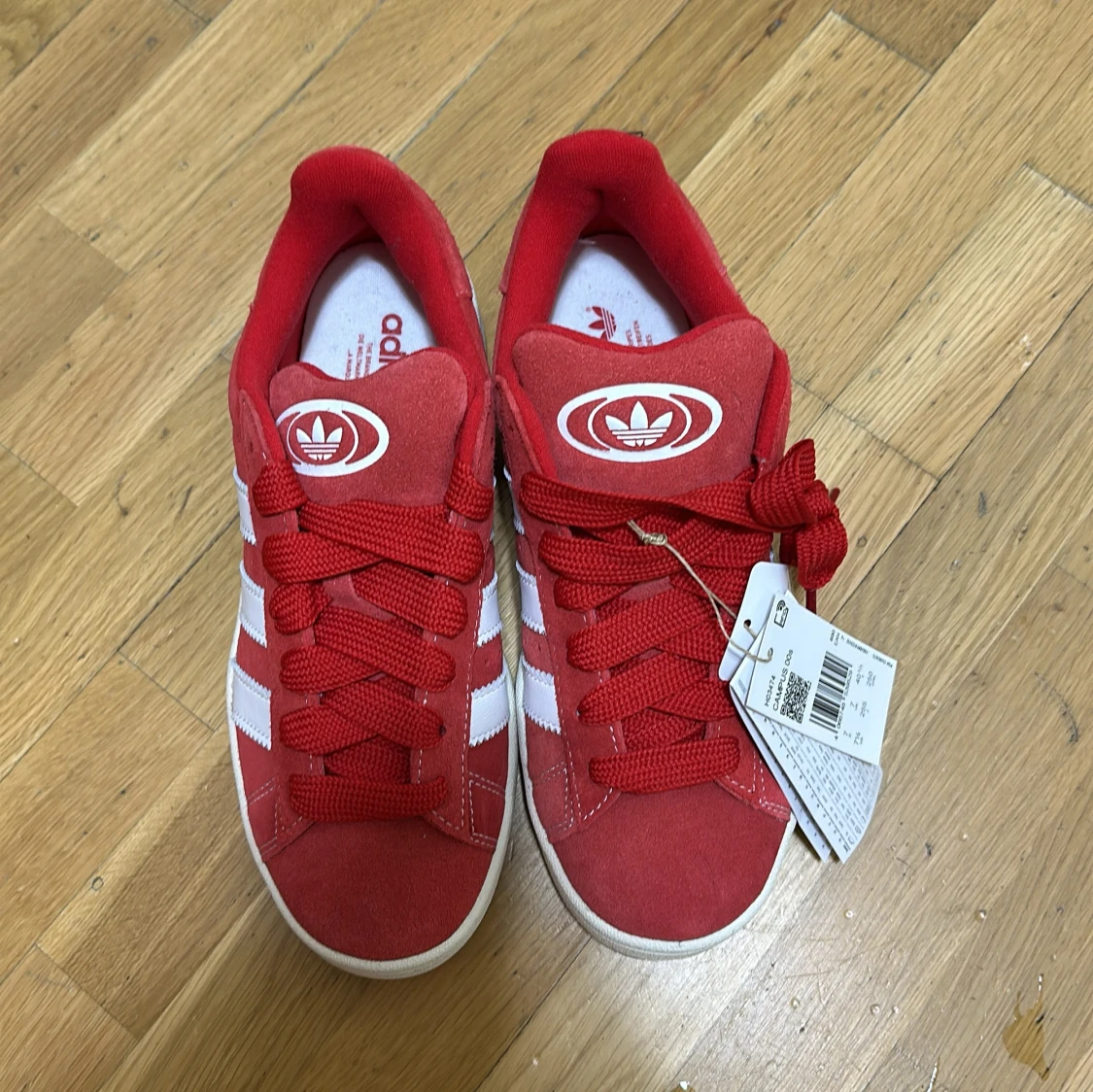 Röda Adidas Campus sneakers