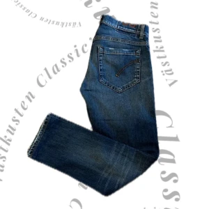 Dondup George - Hallå! Säljer nu dessa riktigt feta Dondup jeansen i den populära modellen George, mycket fint skick! Marinblå färg med en sjukt najs tvätt. Hör av dig vid minsta fråga eller fundering!🤙😃