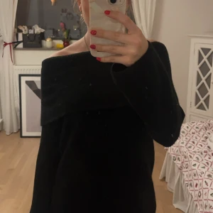 Off shoulder tröja - Aldrig använd🥰 den är supermjuk och inte sticksig! Lämna gärna prisförslag