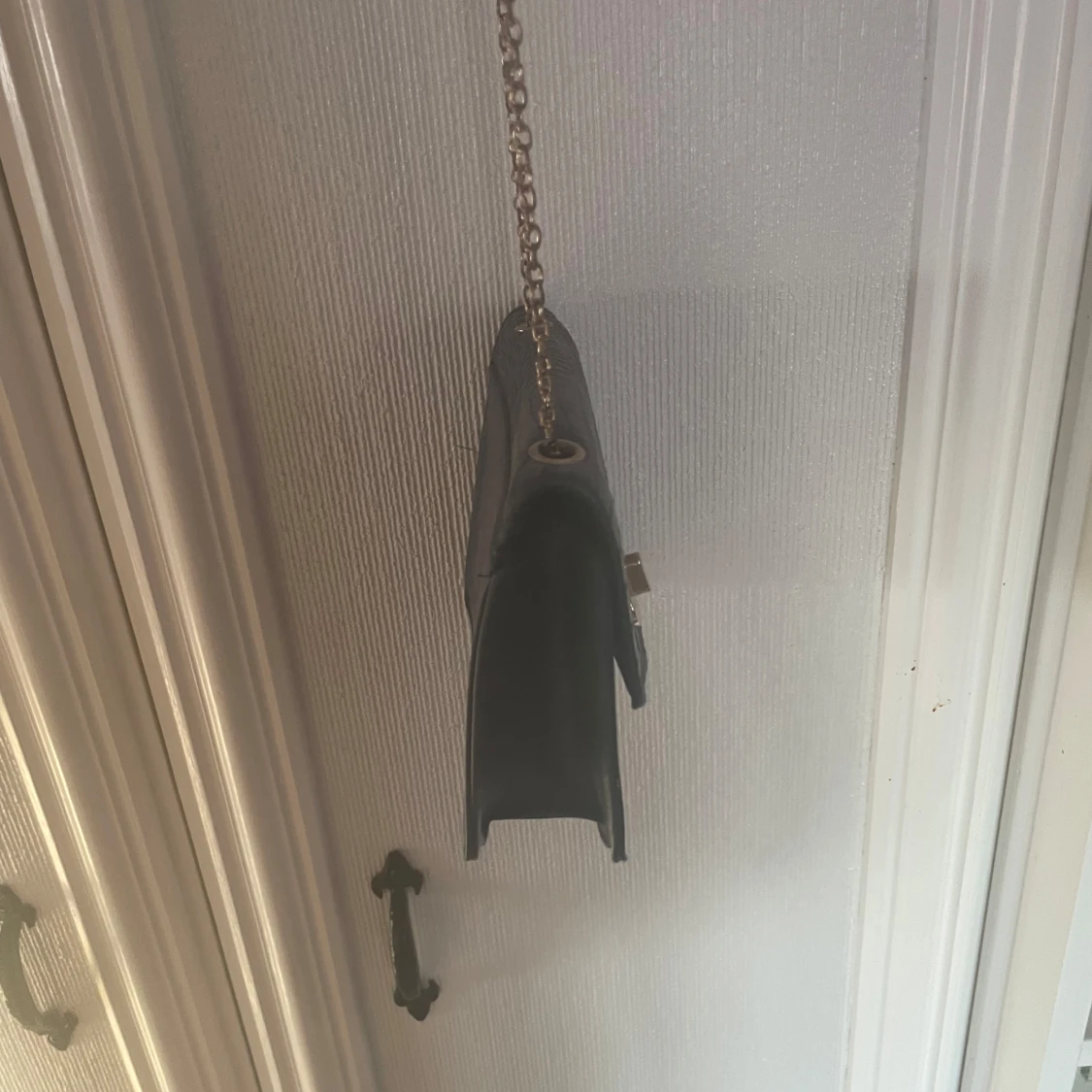 Svart axelväska med kedja - 91