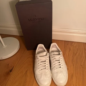 Valentino flycrews - Valentino flycrews, i använt skick, storlek 42, två nitar saknas och box medföljer