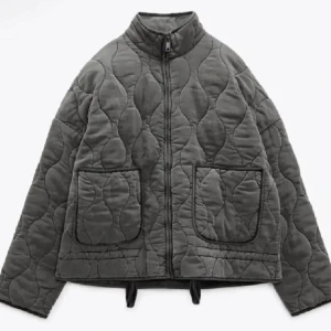 Grå quiltad jacka från Zara - Snygg grå  jacka från Zara med dragkedja och två stora fickor framtill. Jackan är knappt använd. Pris är diskuterbart