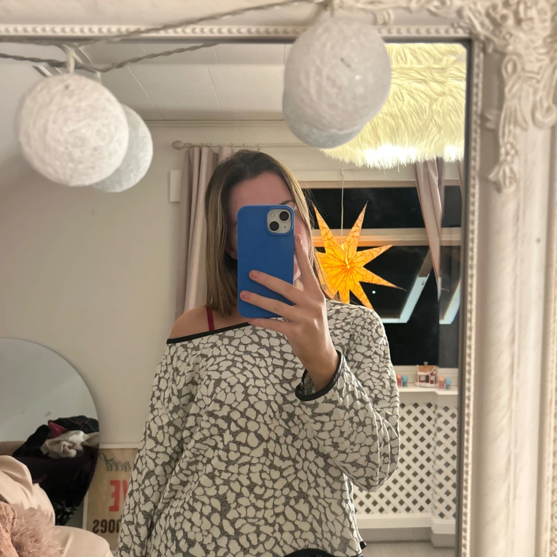 Vit och svart offshoulder tröja