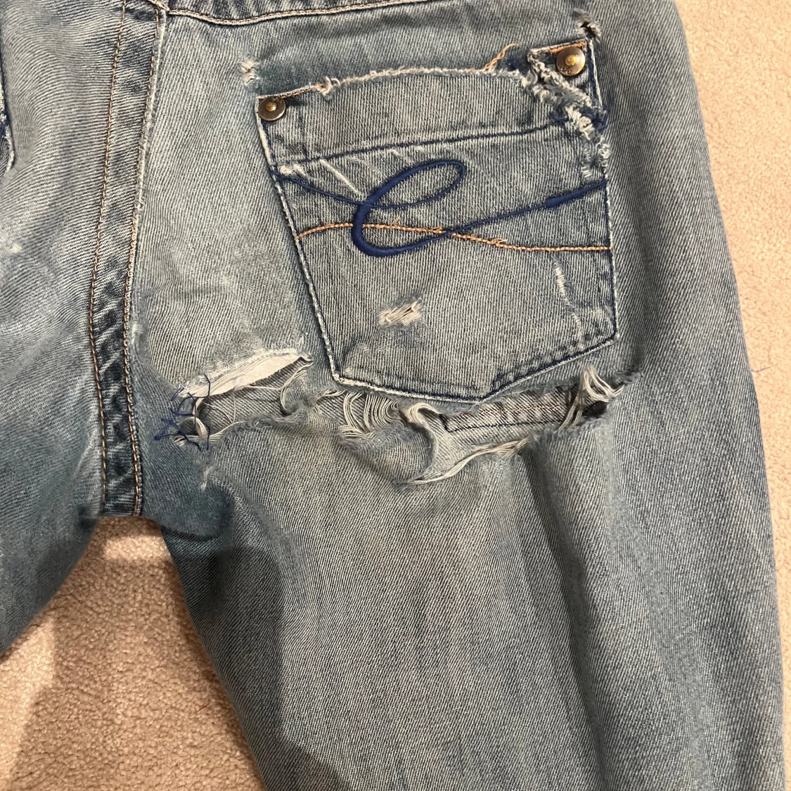 Blå bootcut jeans med slitningar - 93