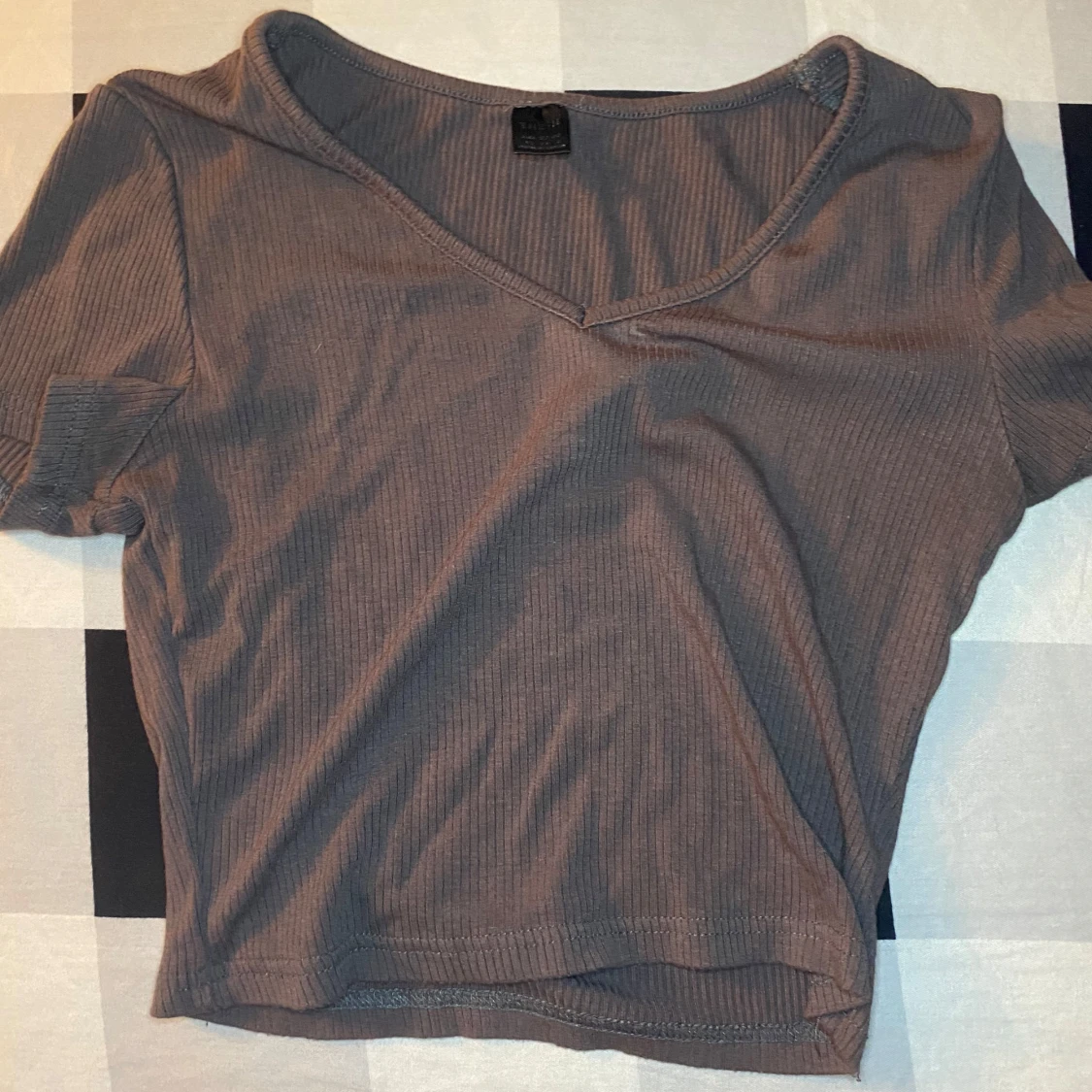 Grå ribbad croppad topp - 91