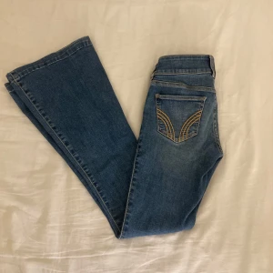 Lågmidjade jeans - Så snygga lågmidjade jeans. Säljer då de är för små. Strl 34 men skulle kunna passa 36 💕Kan gå ner i pris vid snabb affär! Midjan: ca 34cm, innerben ca 78